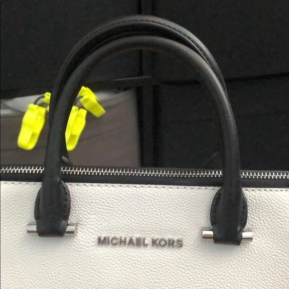 SOLD MICHAEL KORS NOLITA MED SATCHEL - Picture 5 of 8